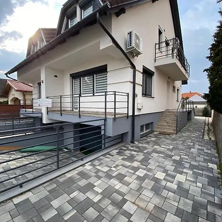 Hajnal Apartmanhaz Διαμέρισμα