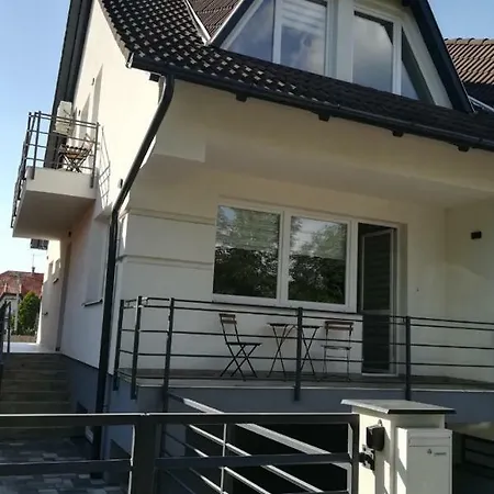 Hajnal Apartmanhaz Διαμέρισμα *