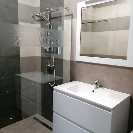 Hajnal Apartmanhaz Διαμέρισμα *